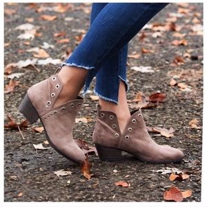 New NIB CHINESE Laundry cowboy taupe mocha ankle boots size 6.5 M